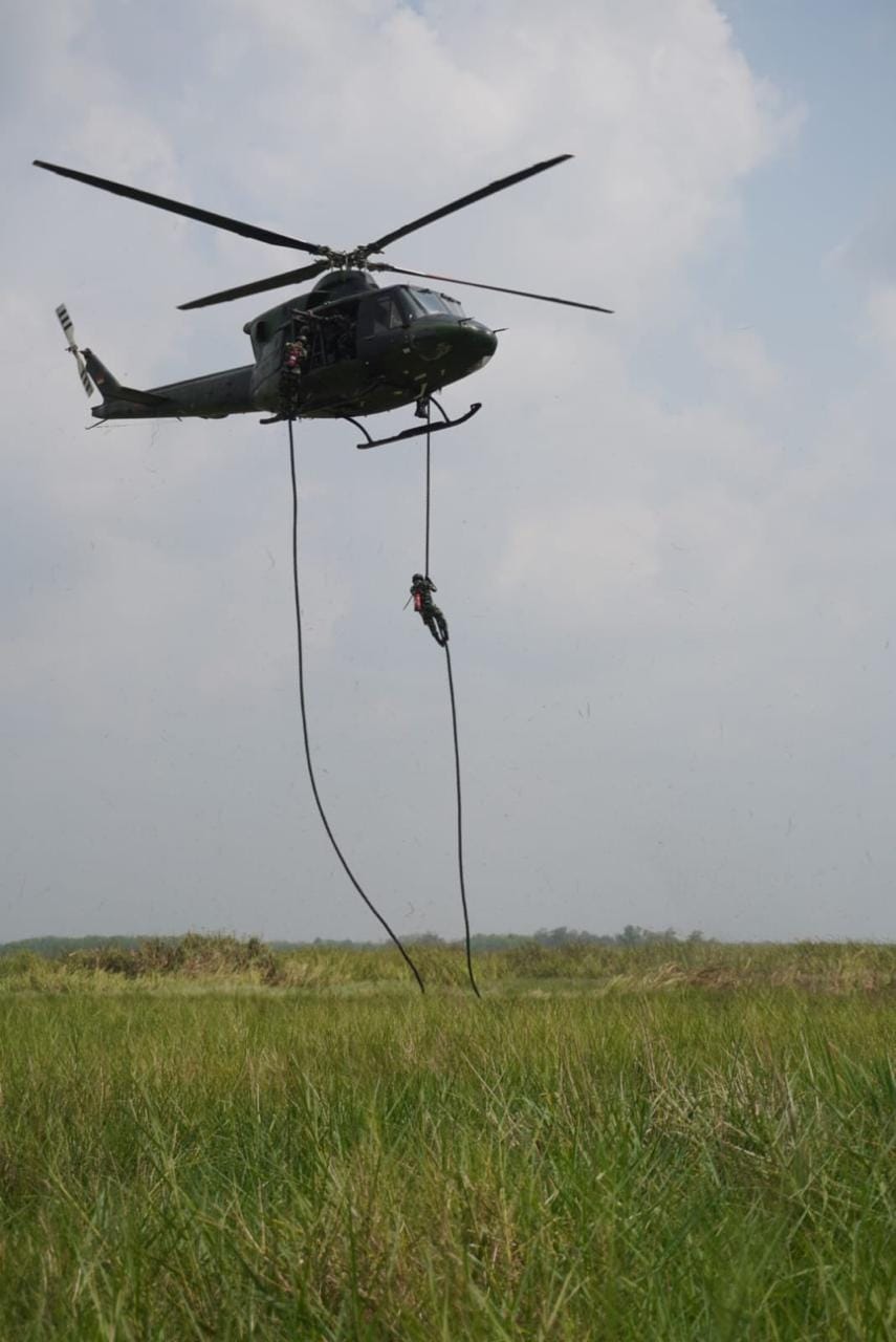 TNI Percepat Penanganan Karhutla Way Kambas, Tim Alfa Diterjunkan dari Udara TNI Percepat Penanganan Karhutla Way Kambas, Tim Alfa Diterjunkan dari Udara