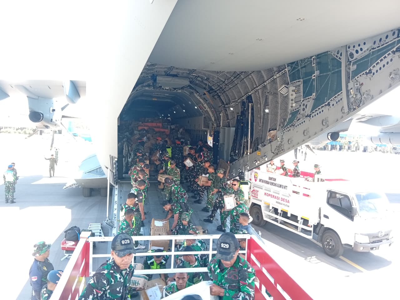 Hari Kedua Belas Penanganan Gempa NTT, TNI Kirim 925,638 Ton Bantuan Hari Kedua Belas Penanganan Gempa NTT, TNI Kirim 925,638 Ton Bantuan