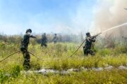 Cegah Kebakaran Meluas, Tanpa Kenal Lelah Satgas Karhutla Lanud Sjamsudin Noor Pantang Menyerah Kendalikan dan Sekat Titik Api