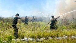 Cegah Kebakaran Meluas, Tanpa Kenal Lelah Satgas Karhutla Lanud Sjamsudin Noor Pantang Menyerah Kendalikan dan Sekat Titik Api