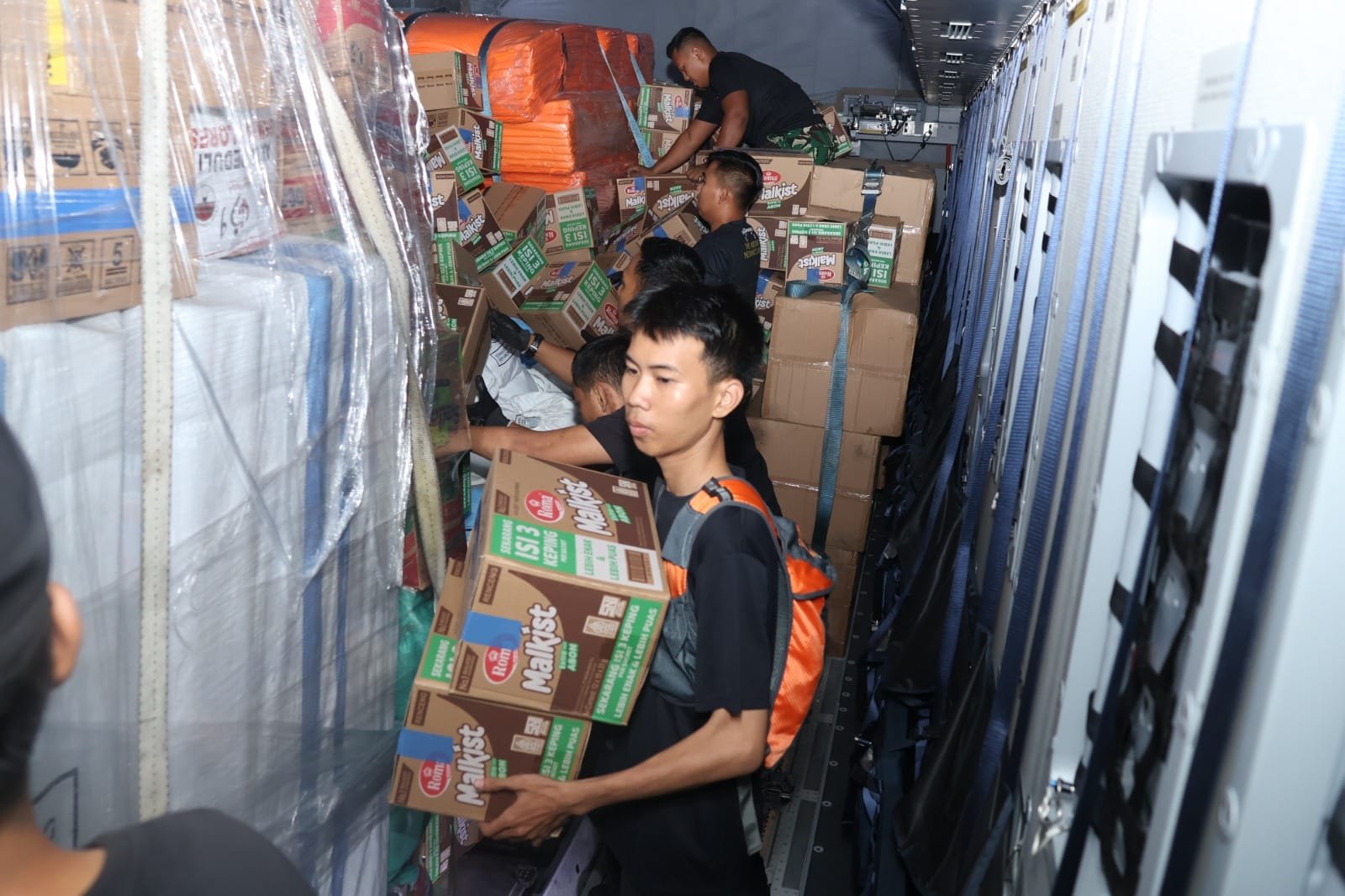 Hari Kelima Belas Penanganan Gempa NTT, TNI Sudah Salurkan 990,691 Ton Bantuan Hari Kelima Belas Penanganan Gempa NTT, TNI Sudah Salurkan 990,691 Ton Bantuan