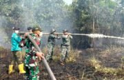 Padamkan Bara di Balik Gambut, Satgas Darat Lanud Sjamsudin Noor Jaga Permukiman Dari Ancaman Karhutla