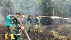 Padamkan Bara di Balik Gambut, Satgas Darat Lanud Sjamsudin Noor Jaga Permukiman Dari Ancaman Karhutla