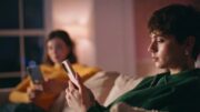 Zodiak yang Terikat pada Smartphone: Kecanduan Ponsel di Kalangan Bintang-bintang