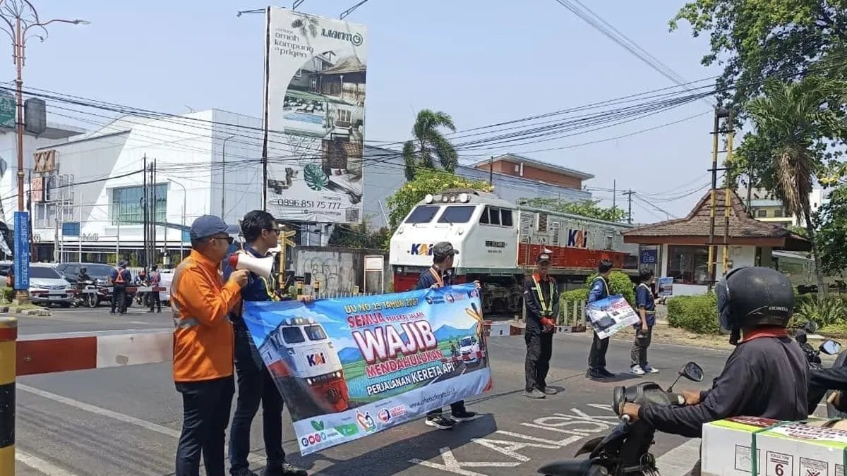 Upaya KAI Daop 8 Surabaya Cegah Kecelakaan di Perlintasan Ilegal Upaya KAI Daop 8 Surabaya Cegah Kecelakaan di Perlintasan Ilegal