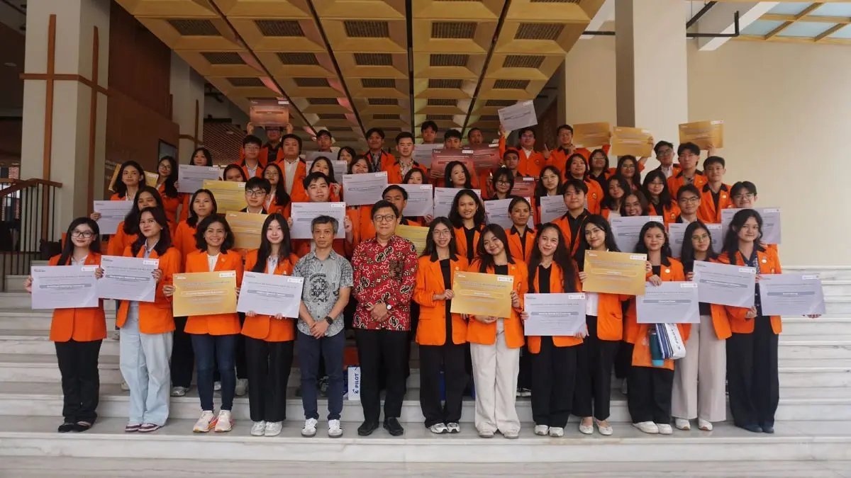 Membangun Karakter Mahasiswa untuk Menghadapi Dunia Kerja Membangun Karakter Mahasiswa untuk Menghadapi Dunia Kerja