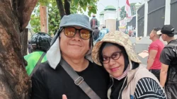 Aksi Demonstrasi Pasutri dari Bogor di DPR Aksi Demonstrasi Pasutri dari Bogor di DPR