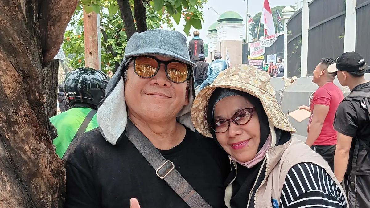 Aksi Demonstrasi Pasutri dari Bogor di DPR