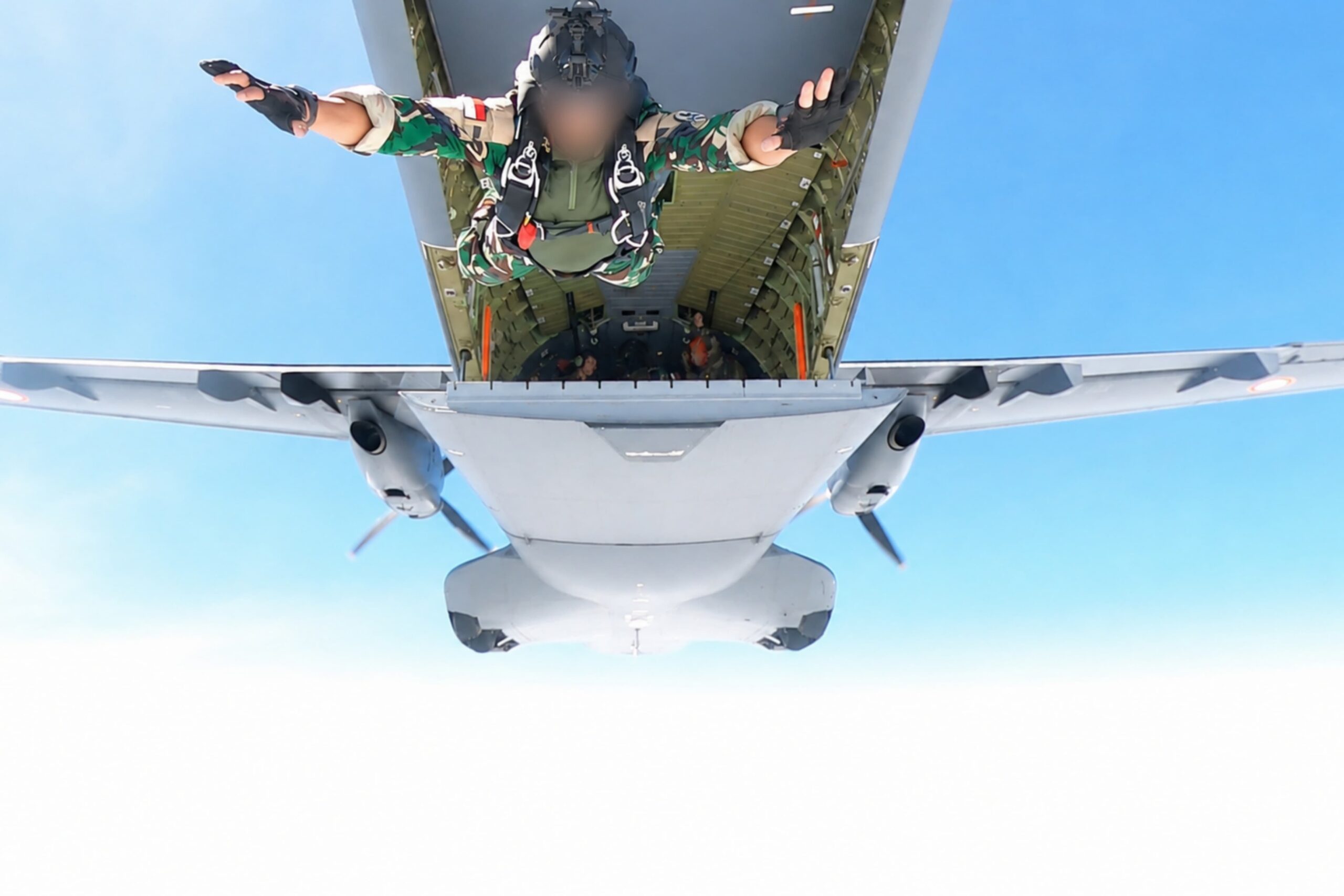 Prajurit SOF TNI dan US Army Sukses Laksanakan Infiltrasi Udara Dalam Latihan Super Garuda Shield 2026 Prajurit SOF TNI dan US Army Sukses Laksanakan Infiltrasi Udara Dalam Latihan Super Garuda Shield 2026