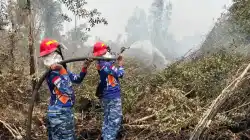 Asap Masih Mengepul, Satgas Darat Lanud Sjamsudin Noor Perkuat Pembasahan Lahan Gambut
