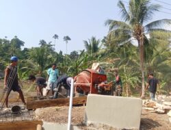 TNI dan Masyarakat Gotong Royong Cor Jembatan Garuda di Desa Wasileo