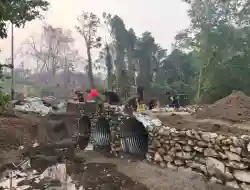 Personel Kodim 1505/Tidore Bersama Masyarakat Lanjutkan Pengerjaan Jembatan Armco di Nusa Jaya