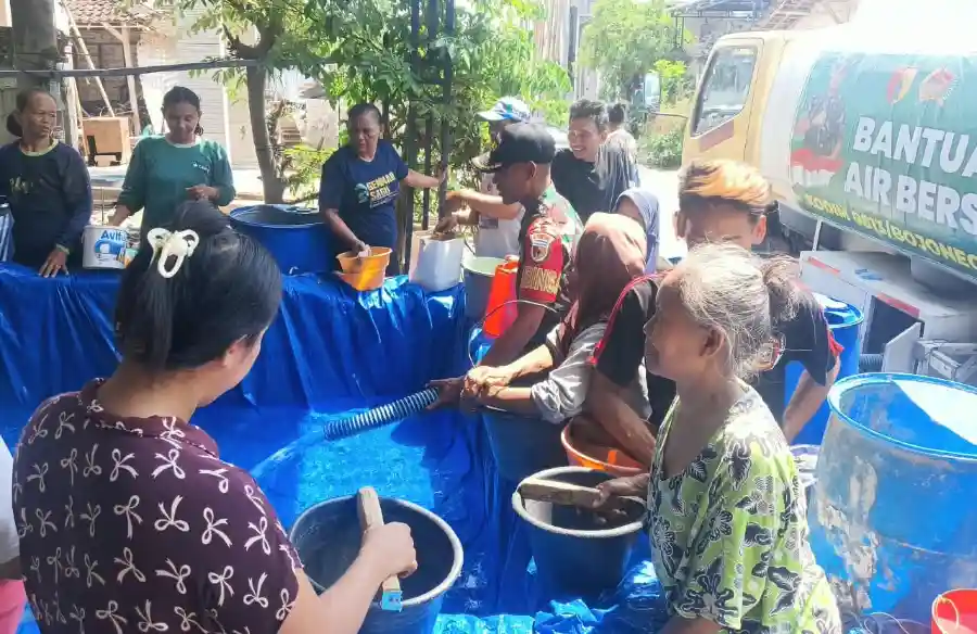 Sambut HUT TNI ke-81, Kodim Bojonegoro Pasok 13.000 Liter Air Bersih untuk Warga Dusun Kedungdowo Sumberharjo Sumberrejo Sambut HUT TNI ke-81, Kodim Bojonegoro Pasok 13.000 Liter Air Bersih untuk Warga Dusun Kedungdowo Sumberharjo Sumberrejo