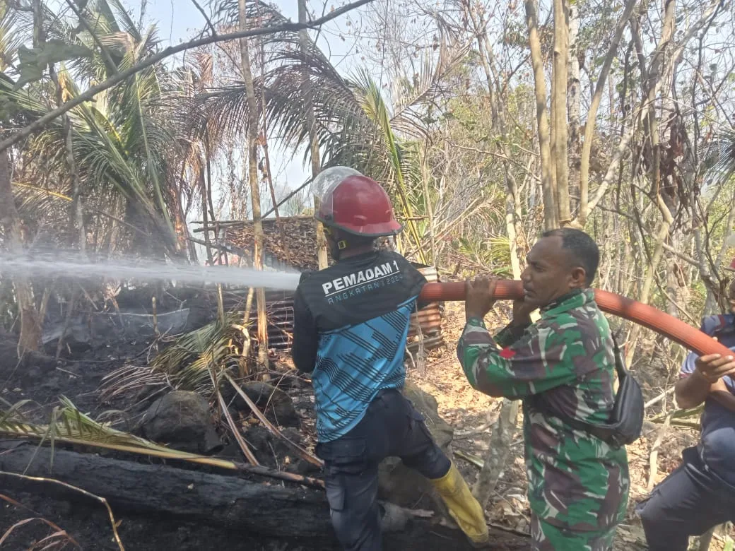 Kebakaran Kembali Mengancam Kebun Warga, Babinsa Bersama Damkar dan Warga Bergerak Padamkan Api