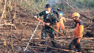 Pantau Langsung Perkembangan Karhutla, Komandan Lanud Sjamsudin Noor Bersama Forkopimda Kalsel Turun ke Lapangan Uji Fungsi Inovasi Injeksi Air