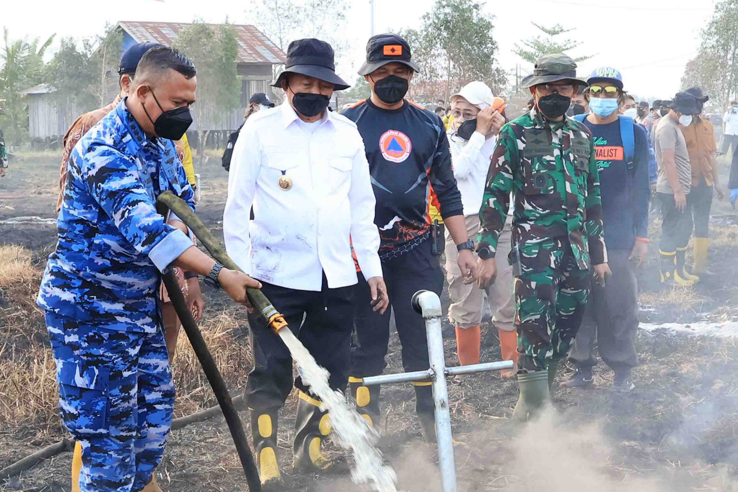 Gunakan Cairan Khusus, Metode Undercooling Dikerahkan; Gubernur, Danlanud, dan Forkopimda Kalsel Bersinergi di Titik Api Atasi Karhutla Gunakan Cairan Khusus, Metode Undercooling Dikerahkan; Gubernur, Danlanud, dan Forkopimda Kalsel Bersinergi di Titik Api Atasi Karhutla