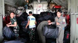 Hercules TNI AU Kembali Tiba di Lanud Sjamsudin Noor, Bawa Ratusan APD Bantuan Kemhan RI dan Masker Dari Puskes TNI AU Untuk Perkuat Penanganan Karhutla Kalsel