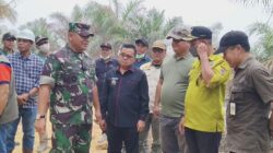 TNI Perkuat Penanganan Karhutla di Melawi, Salurkan Peralatan Pemadam kepada Masyarakat