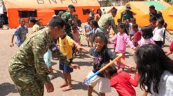 Puspsi TNI Bersama Kodim 1612/Manggarai dan Yonif TP 834/WM Berikan Trauma Healing kepada Penyintas Gempa