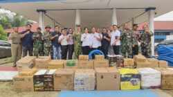 Satgas Karhutla TNI Kawal Penyaluran Bantuan Korporasi untuk Desa Terdampak di Melawi