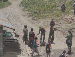 Babinsa 1714-01/Mulia Ulia Pererat Kemanunggalan TNI–Rakyat Melalui Anjangsana dan Bantuan Sembako di Kampung Kulon Enggame, Distrik Pagaleme