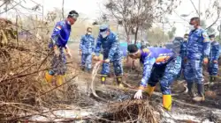 Lanud Sjamsudin Noor Kerahkan Tangki Portable dan Gambut Injection di Kawasan Ring I Bandara Sjamsudin Noor Atasi Titik Api Karhutla