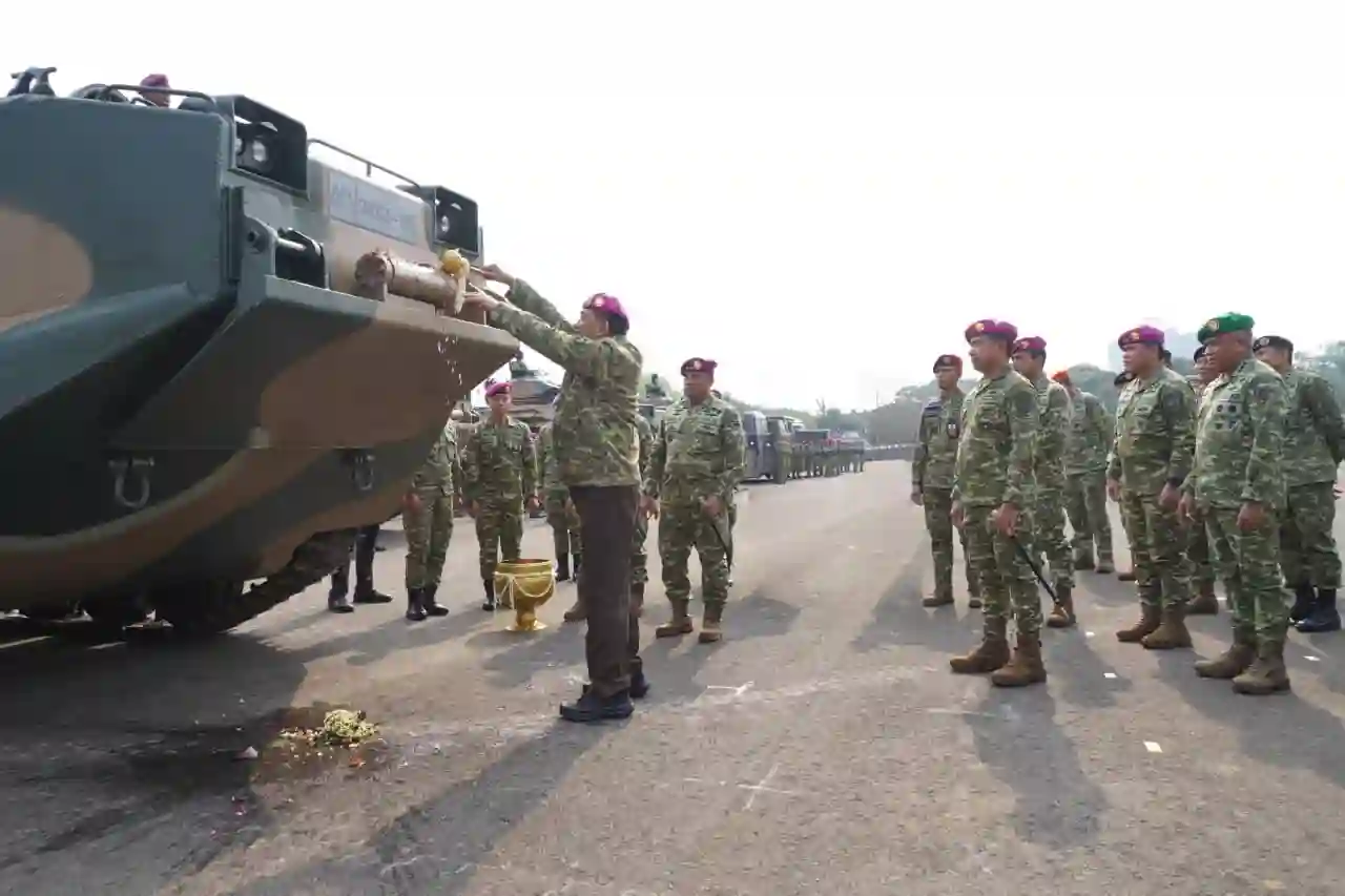 Modernisasi Alutsista Marinir, Panglima TNI Serahkan Ranpur AAV M-35 Kepada TNI Angkatan Laut