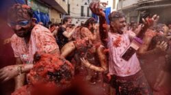 Kemeriahan Festival La Tomatina di Spanyol