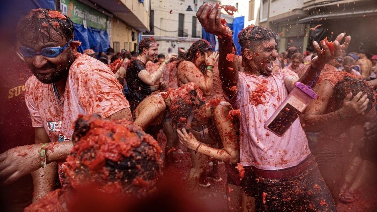 Kemeriahan Festival La Tomatina di Spanyol Kemeriahan Festival La Tomatina di Spanyol