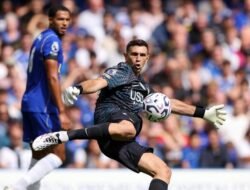 Kiper Emiliano Martinez Bawa Kemenangan Chelsea dalam Debutnya
