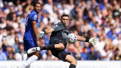 Kiper Emiliano Martinez Bawa Kemenangan Chelsea dalam Debutnya