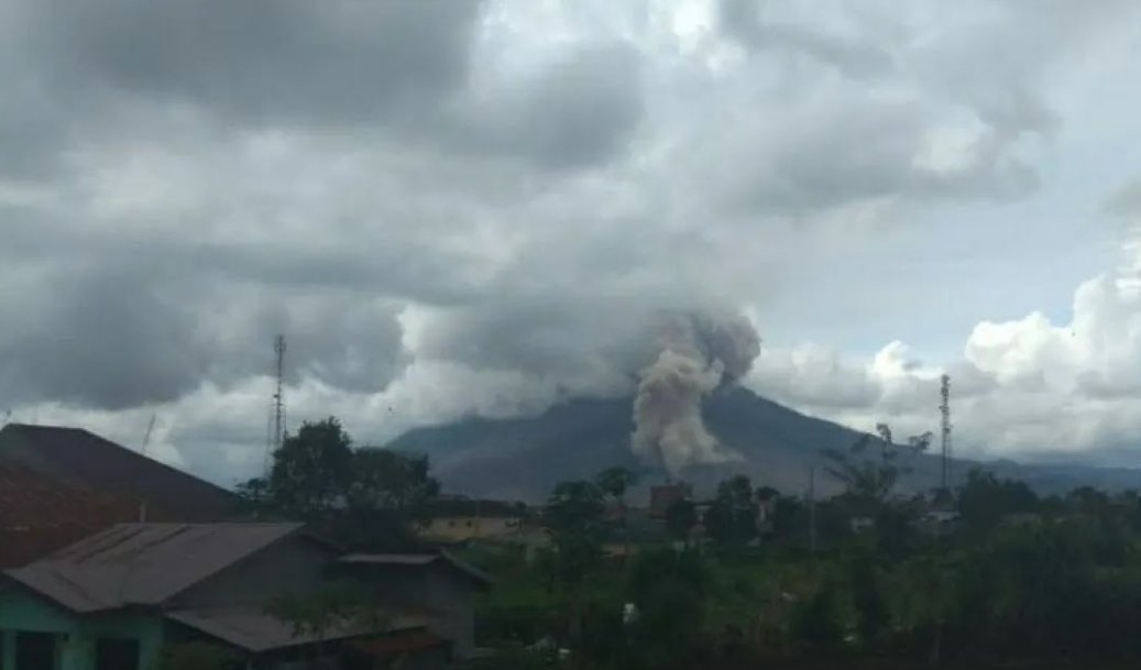 Gunung Sinabung Erupsi: Warga Diminta Waspada Hujan Abu Gunung Sinabung Erupsi: Warga Diminta Waspada Hujan Abu