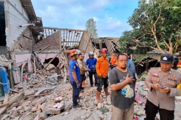 Tragedi Ambruknya Gedung Badminton di Brebes Tragedi Ambruknya Gedung Badminton di Brebes