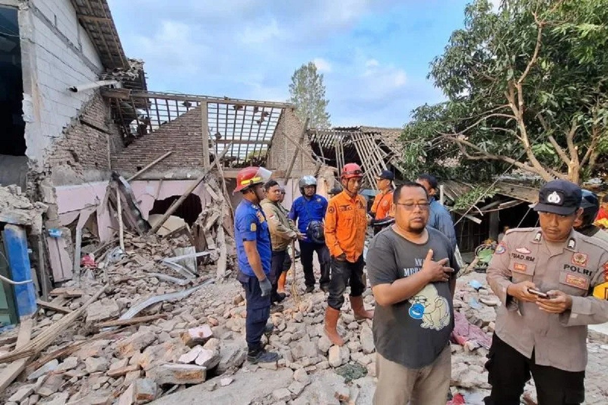 Tragedi GOR Bulu Tangkis di Brebes: Tiga Nyawa Hilang Tragedi GOR Bulu Tangkis di Brebes: Tiga Nyawa Hilang