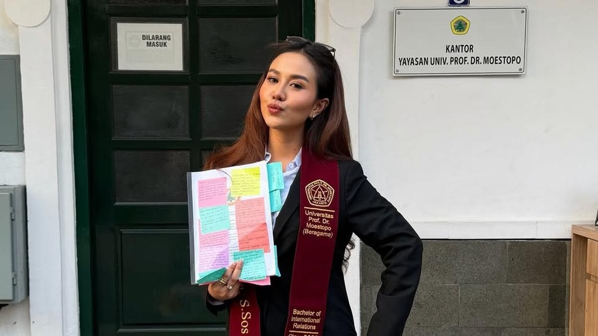 Pesan Haru Mayang Lucyana Usai Lulus S1 Pesan Haru Mayang Lucyana Usai Lulus S1