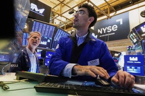Wall Street Mengalami Penurunan Akibat Kenaikan Harga Minyak dan Imbal Hasil Obligasi AS Wall Street Mengalami Penurunan Akibat Kenaikan Harga Minyak dan Imbal Hasil Obligasi AS