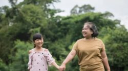 Menanti Kunjungan: Kebiasaan Kecil Kakek-Nenek yang Membangun Kenangan