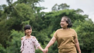 Menanti Kunjungan: Kebiasaan Kecil Kakek-Nenek yang Membangun Kenangan Menanti Kunjungan: Kebiasaan Kecil Kakek-Nenek yang Membangun Kenangan