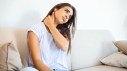 Mengatasi Leher Kaku Setelah Tidur dengan Posisi Tidak Nyaman