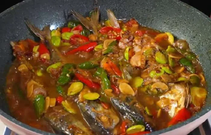 Menyajikan Oseng Peda Kecap Pete yang Lezat