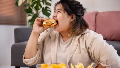 10 Kebiasaan Makan yang Buruk untuk Kesehatan Jantung