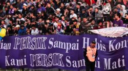 Kericuhan Suporter dalam Laga Persik Kediri vs Dewa United