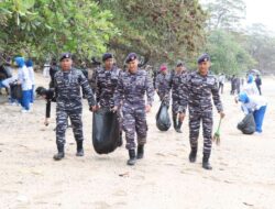 Bersih-Bersih Pantai Tanjung Kasuari dalam Rangka HUT Ke-81 TNI AL