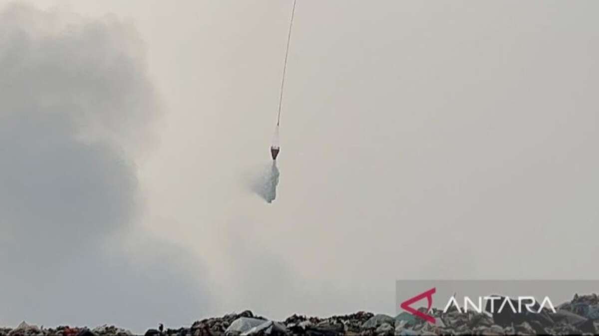 Pemadaman Kebakaran di TPA Galuga, Bogor: Upaya Khusus dari TNI AU