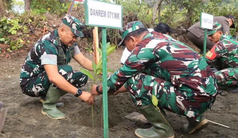 Aksi TNI Tanam Pohon Mangrove di Cilacap untuk Cegah Abrasi