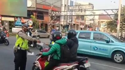 Masker Gratis Dibagikan Akibat Dampak Erupsi Anak Krakatau di Depok