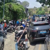 Kecelakaan Mobil Elf di Kali Cikumpa Memicu Kemacetan Parah