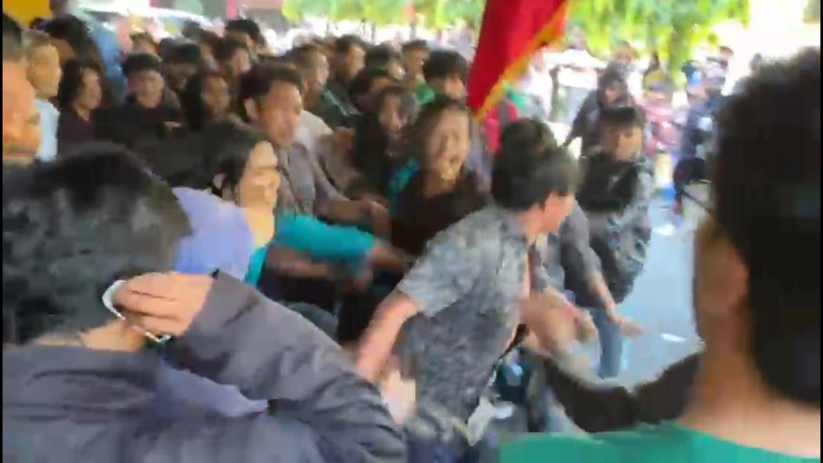 Kericuhan dalam Aksi Demonstrasi Terkait Kelangkaan BBM di Sulsel