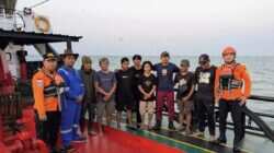 Evakuasi Selamat Delapan ABK Tugu Boat di Pulau Bawean