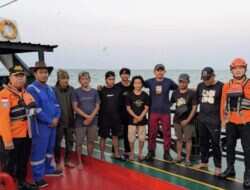 Evakuasi Selamat Delapan ABK Tugu Boat di Pulau Bawean